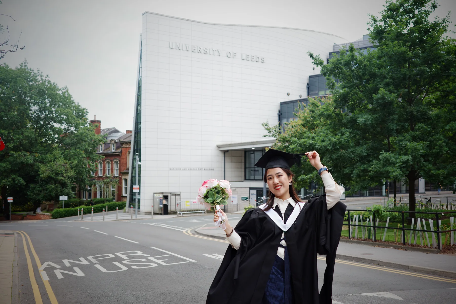 Isabella 在利兹大学毕业的未经修脸原始照片
